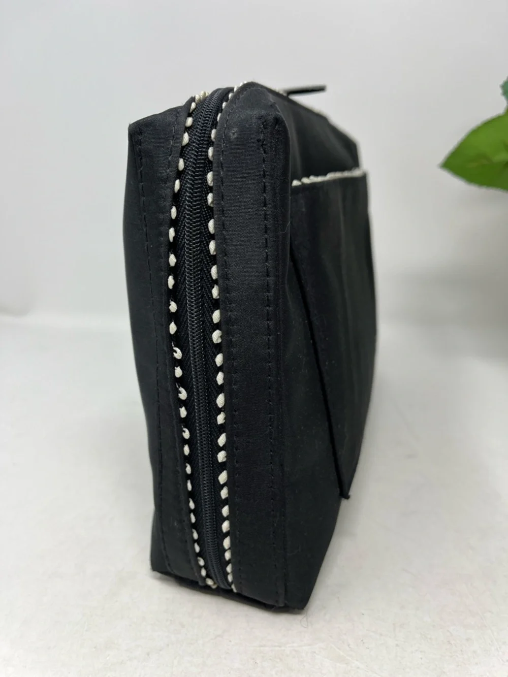 CHANEL PARFUMS ZIPPER COSMETIC POUCH BLACK WITH WHITE TRIM BONUS CRÈME SHOP EYE